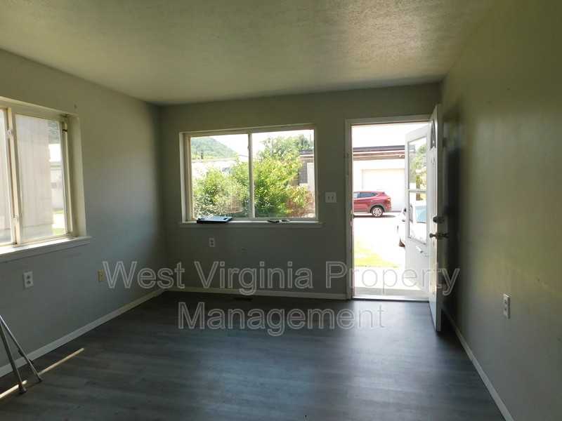 130 Elm St, East Bank, WV 25067. - Photo 3 of 15