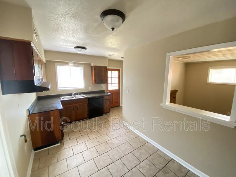 1919 Denison St - Photo 4 of 9