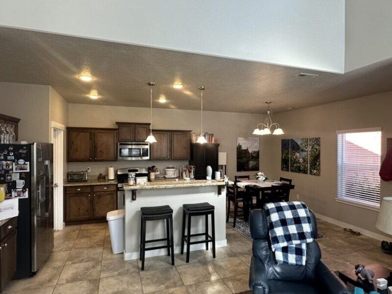 1031 N Stillwater Dr - Photo 3 of 16