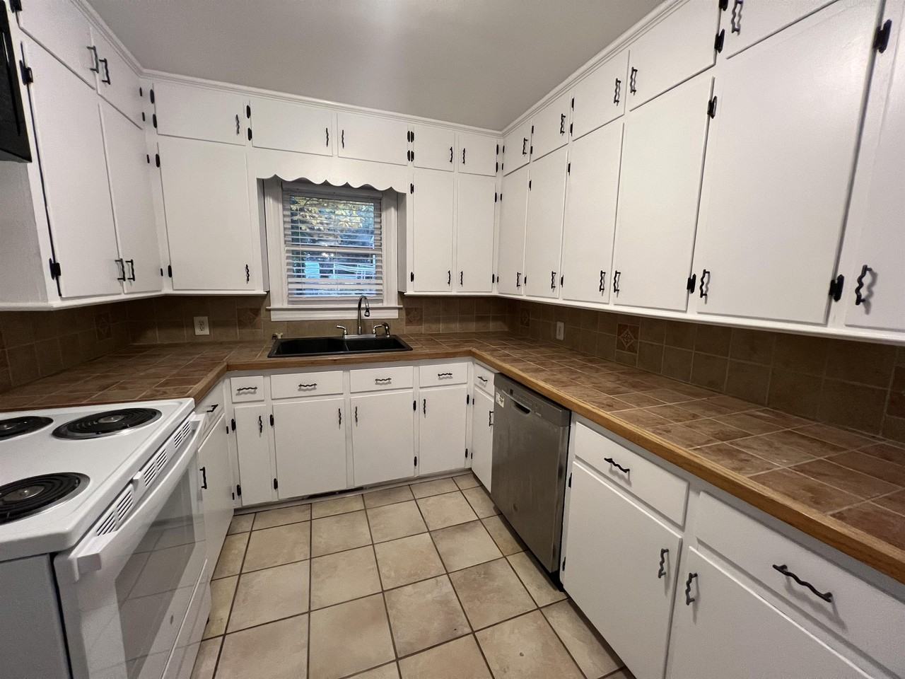 1184 Lamont Dr #1 - Photo 2 of 7