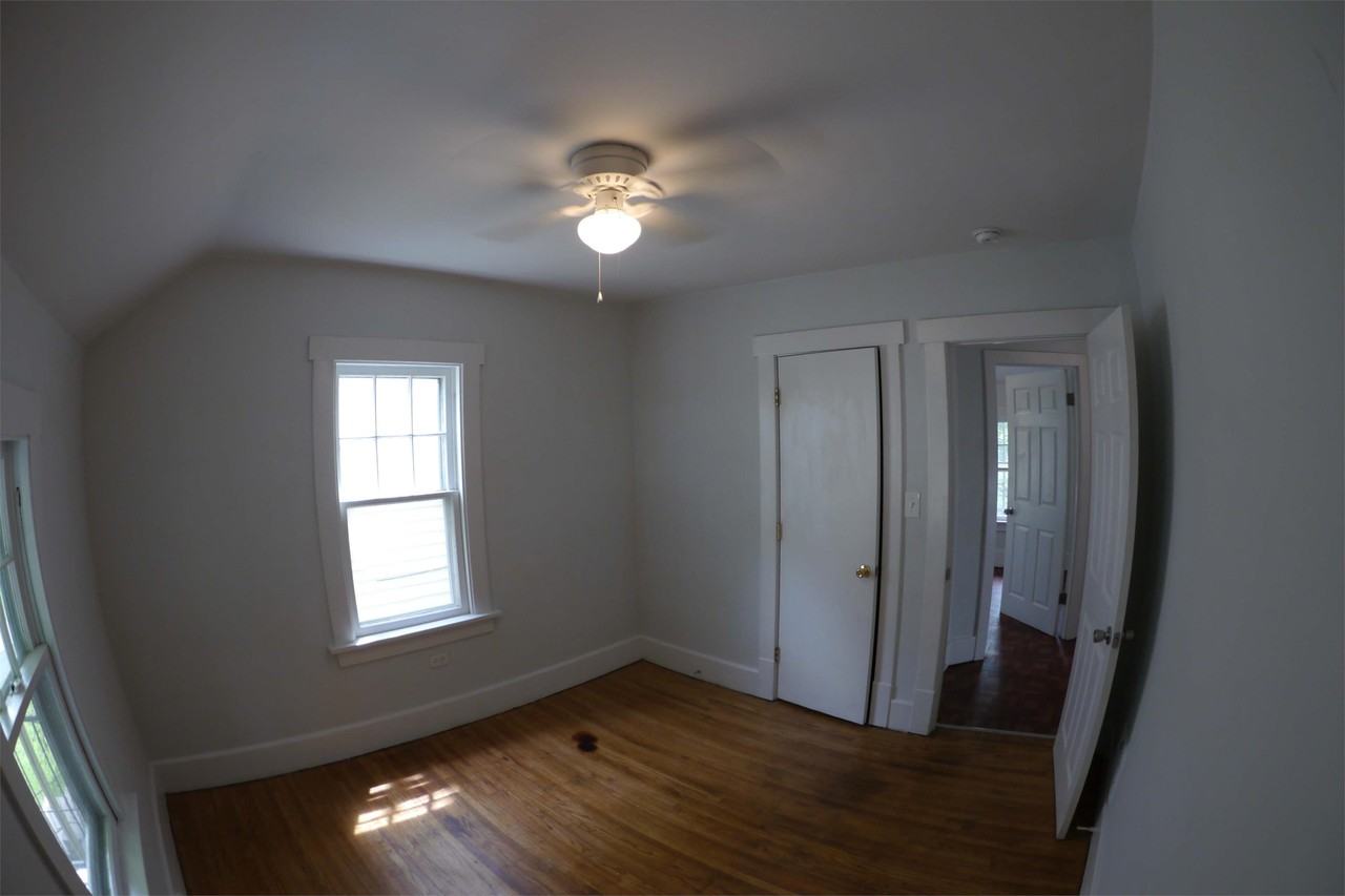 915 Woodstock Ave #1 - Photo 3 of 10