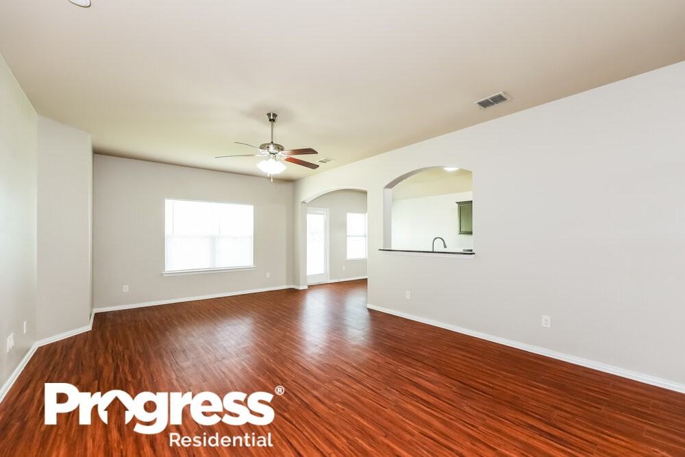 930 Haley Dr - Photo 3 of 16