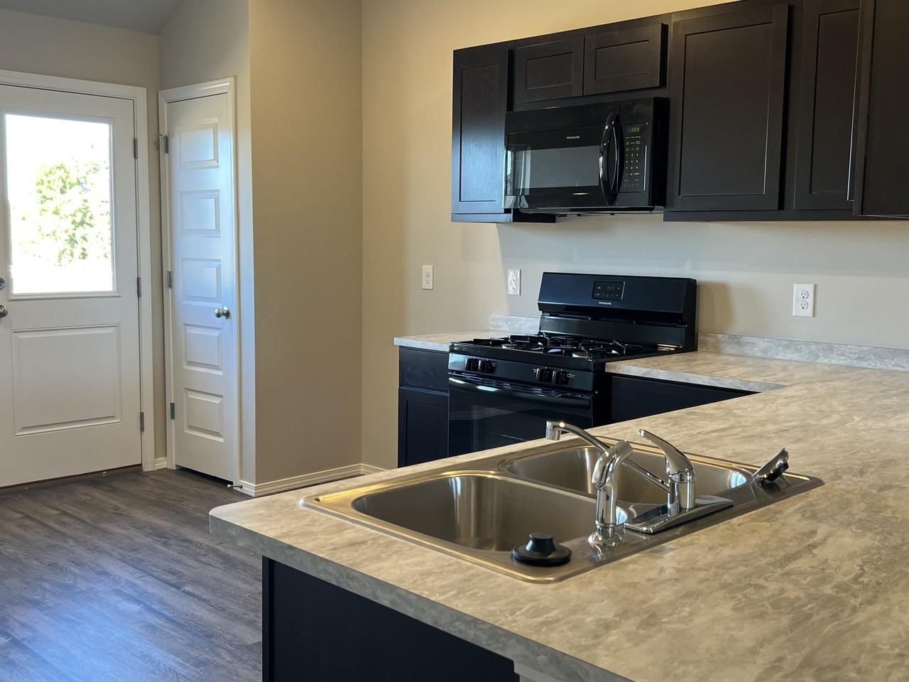 561 Se 3rd Ter #1 - Photo 4 of 20