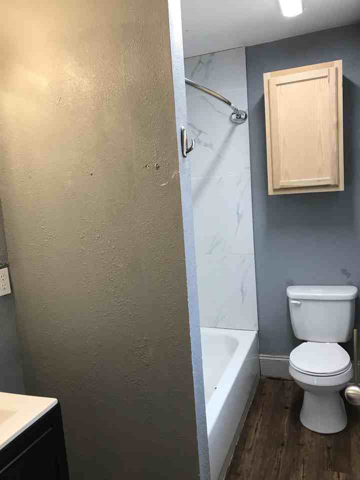 1621 W 7th St #4 - Photo 5 of 6