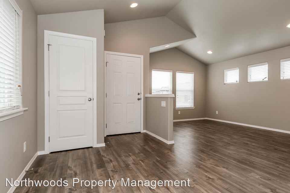 905 905 Pacific Hwy 99 South - Photo 3 of 15