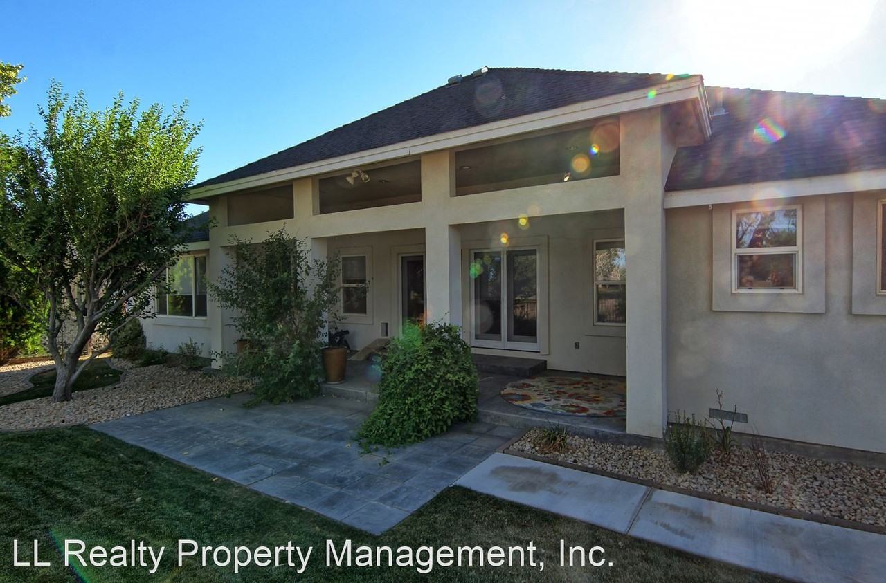 111 Desert Lakes Dr - Photo 2 of 37