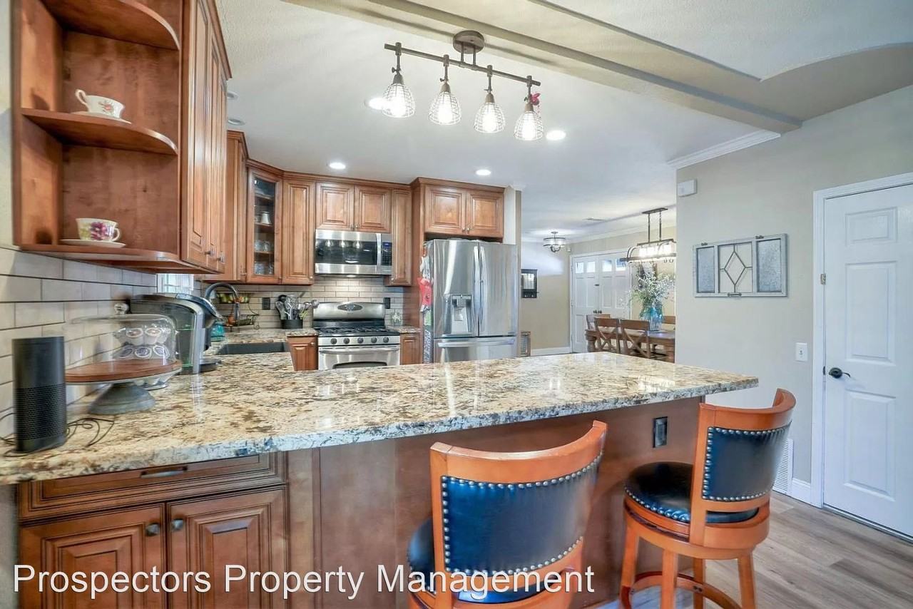 1210 San Miguel St - Photo 3 of 11