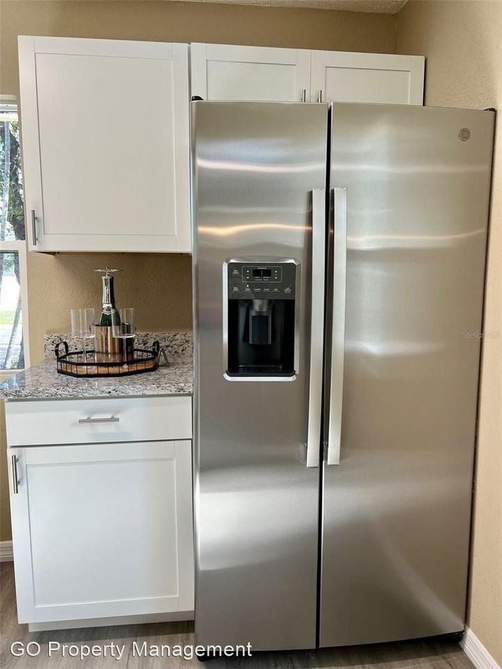 2162 Henry St Ne - Photo 3 of 11