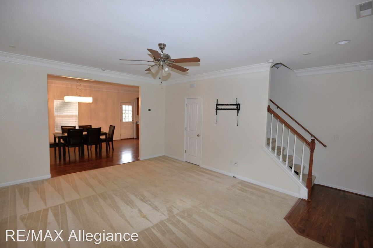 2320 Aspin St - Photo 3 of 24