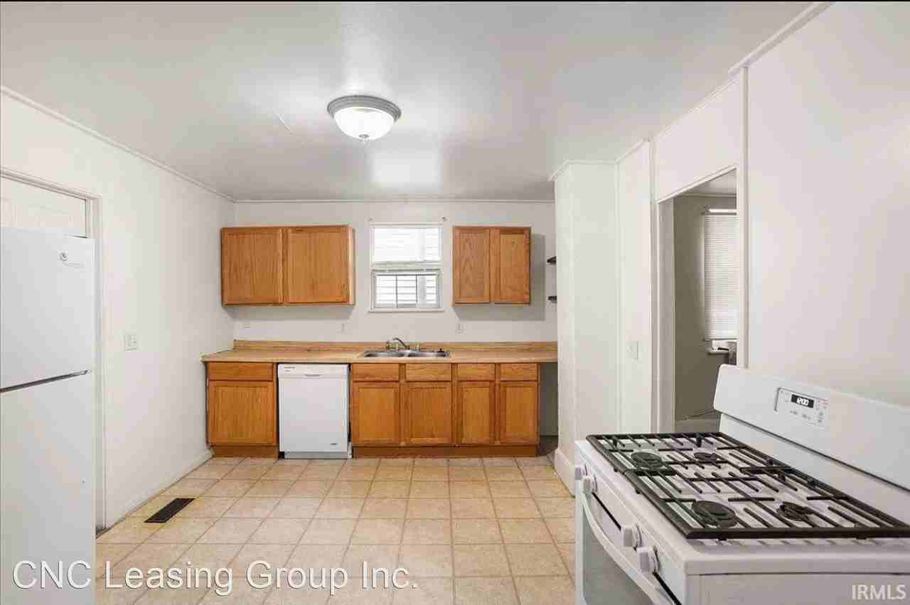 917 1/2 N 12th St - Photo 3 of 8