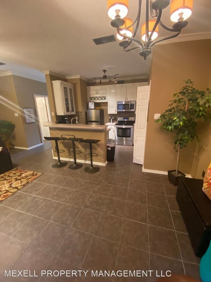 2464 Southcourt Cir - Photo 2 of 10