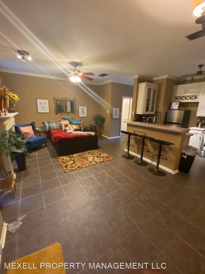 2464 Southcourt Cir - Photo 3 of 10