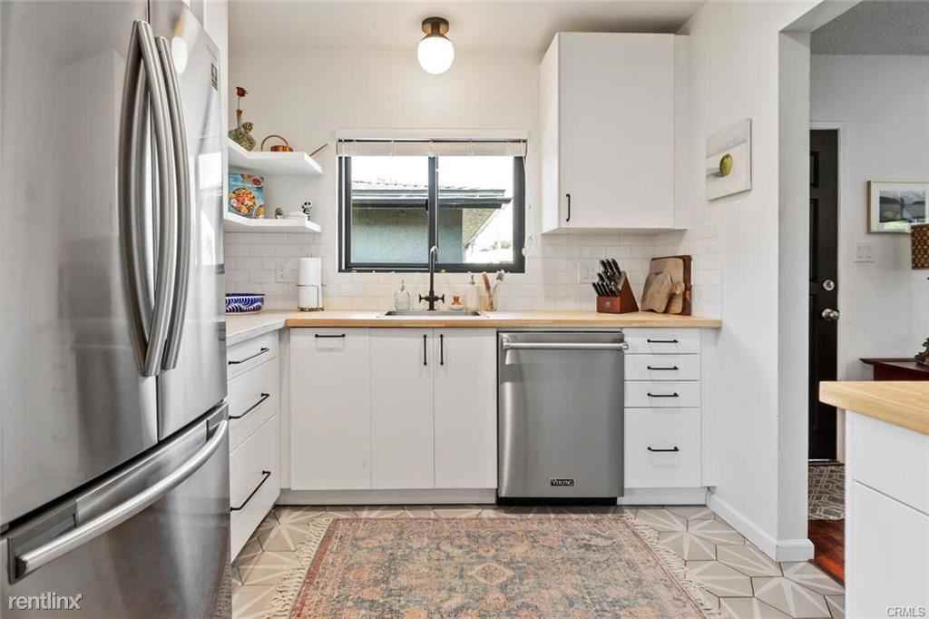 4136 Baywood St #1-2 - Photo 3 of 10