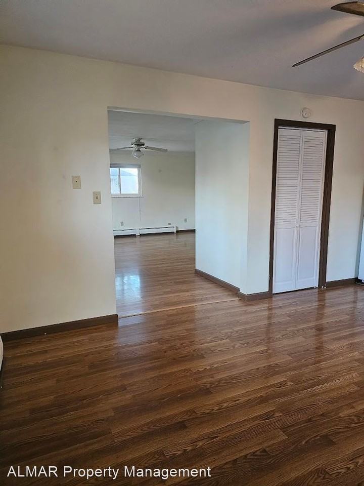 812 N Summit St - Photo 3 of 9