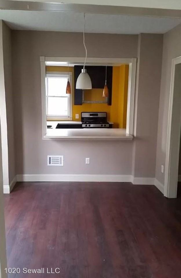1020 Sewall Ave - Photo 3 of 9
