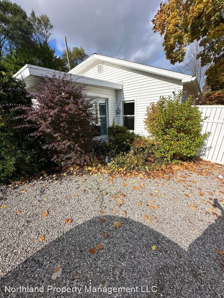 1080 Oak Terrace Dr - Photo 2 of 21