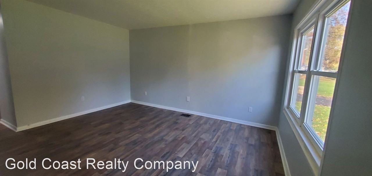 1833 Drake Dr - Photo 2 of 9