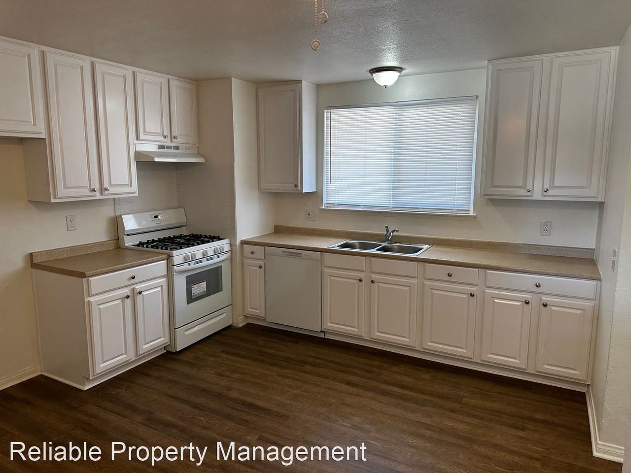 15417 Riverside St - Photo 3 of 29