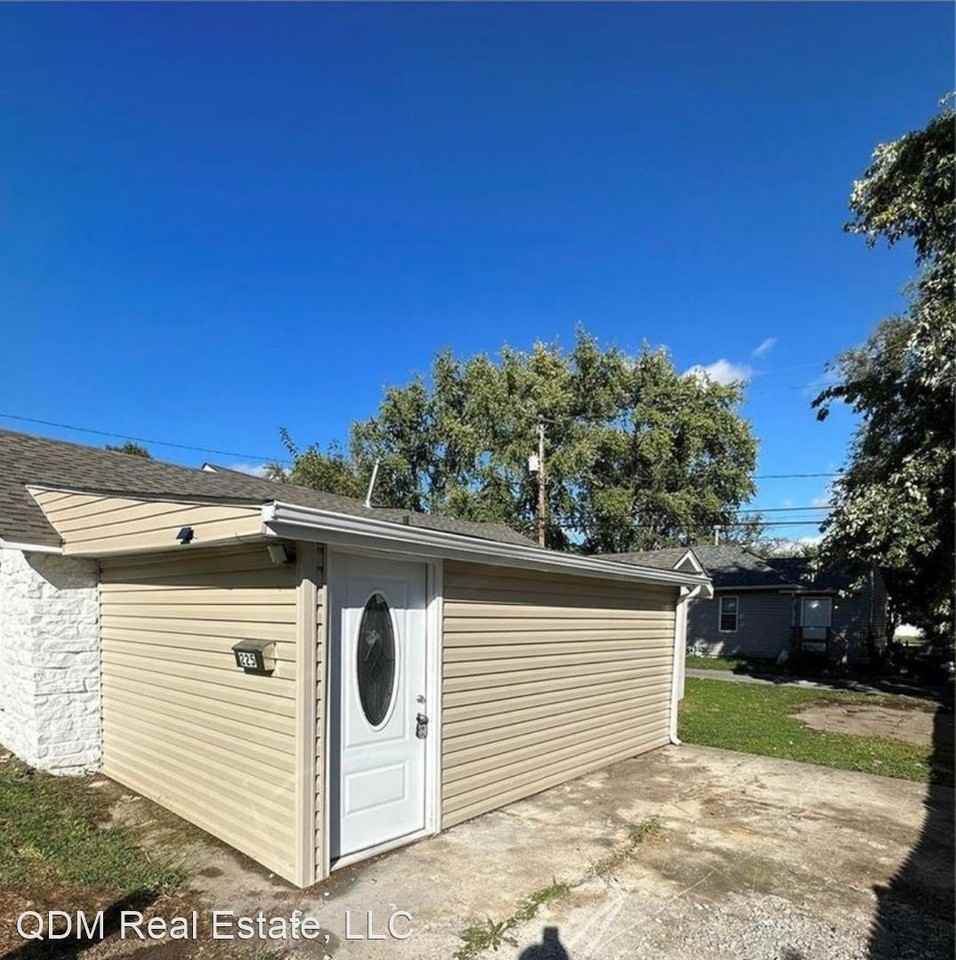 225 10th St - Photo 3 of 26