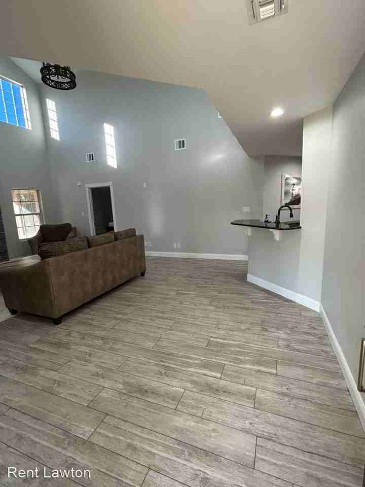 8709 Nw Stoney Point Rd - Photo 3 of 47