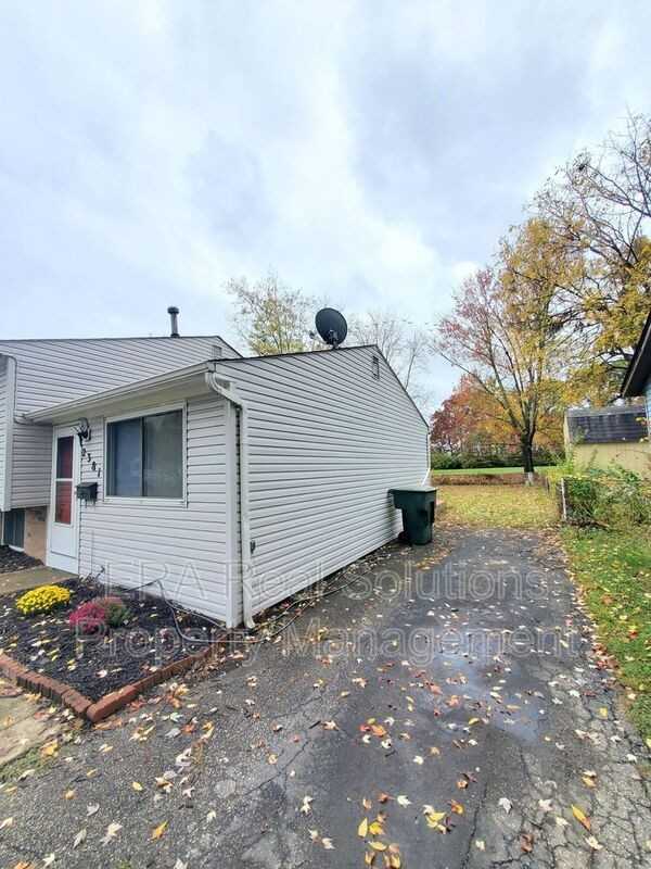 2381 Weyburn Rd - Photo 2 of 23