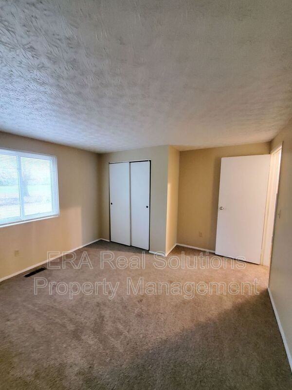 2381 Weyburn Rd - Photo 3 of 23