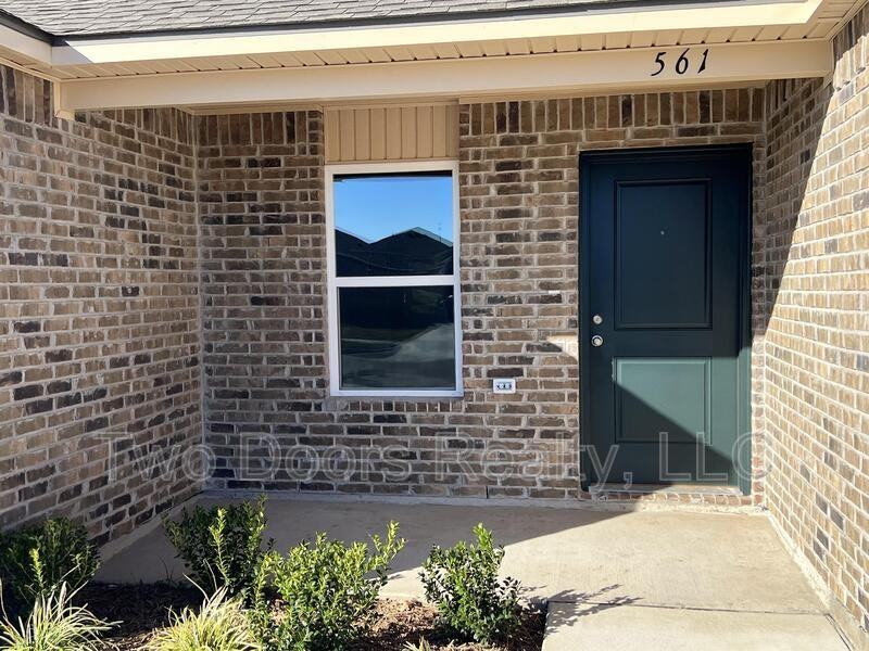 561 Se 3rd Pl - Photo 2 of 19