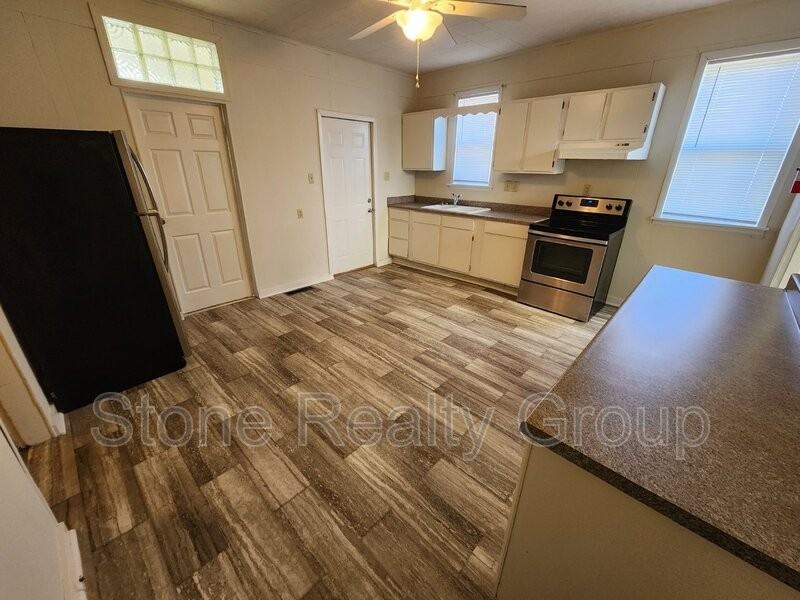 1607 S 8th St - Photo 2 of 9