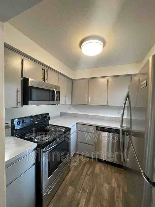 1960 33rd Ave #02 - Photo 4 of 12