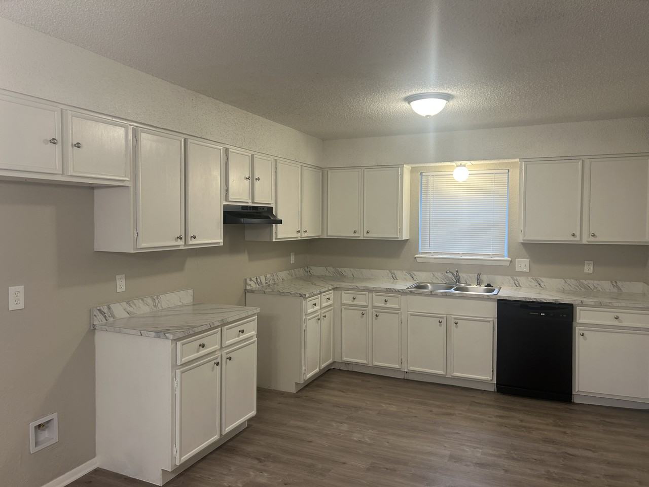 13814 S Elm St - Photo 3 of 10