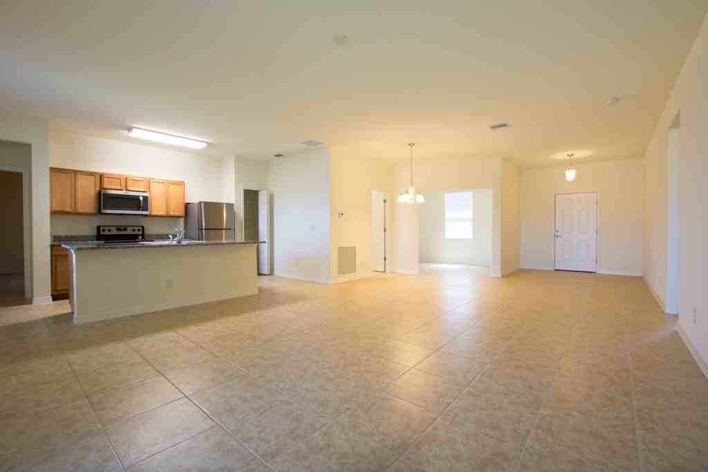 2700 Nw 21st Ter - Photo 3 of 11