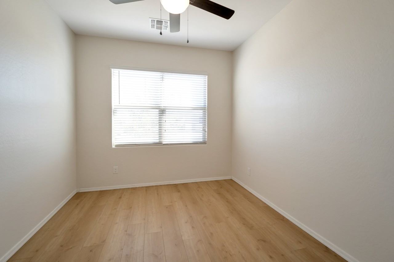 29202 N Fire Agate Rd - Photo 2 of 15