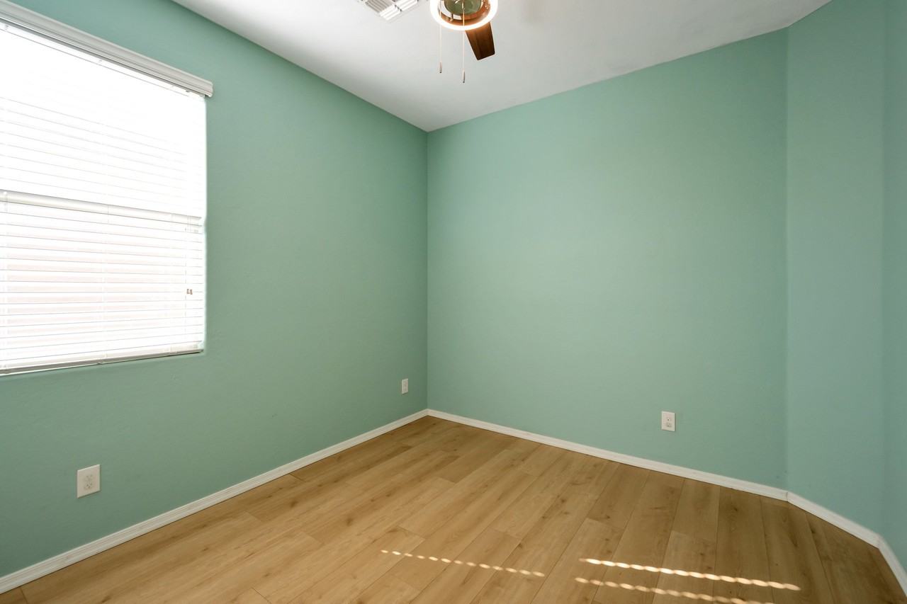 29202 N Fire Agate Rd - Photo 3 of 15