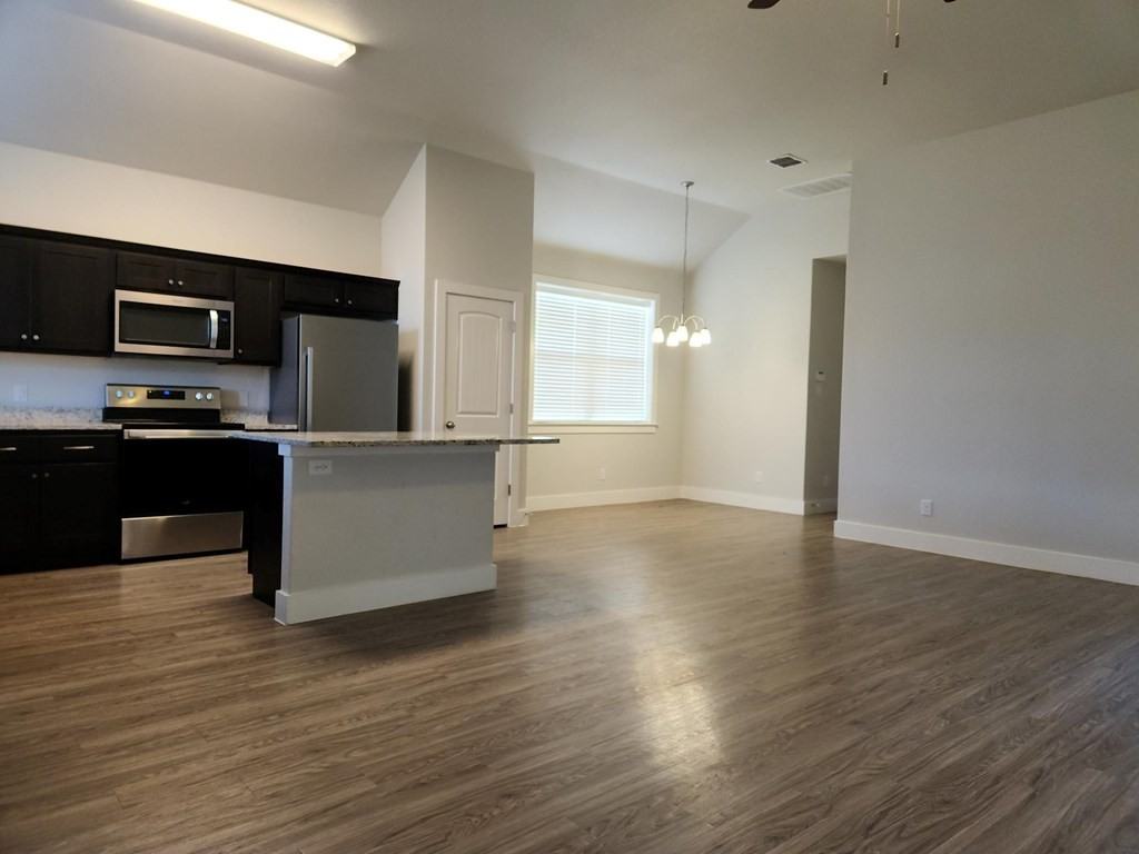 303 Winston Dr - Photo 5 of 17