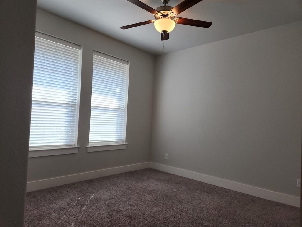 303 Winston Dr - Photo 6 of 17