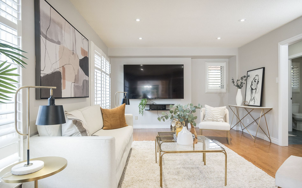 324 Woodlawn Crescent - Photo 2 of 14