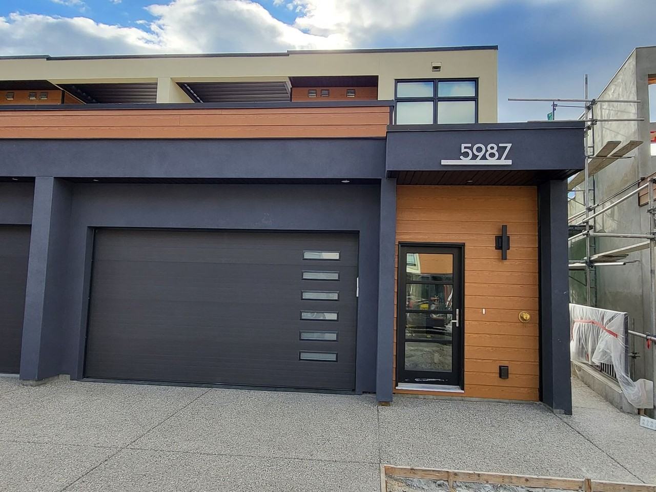 LAKEVIEW 3 BED/3BATH LUXURY TOWNHOME - Photo 2 of 17