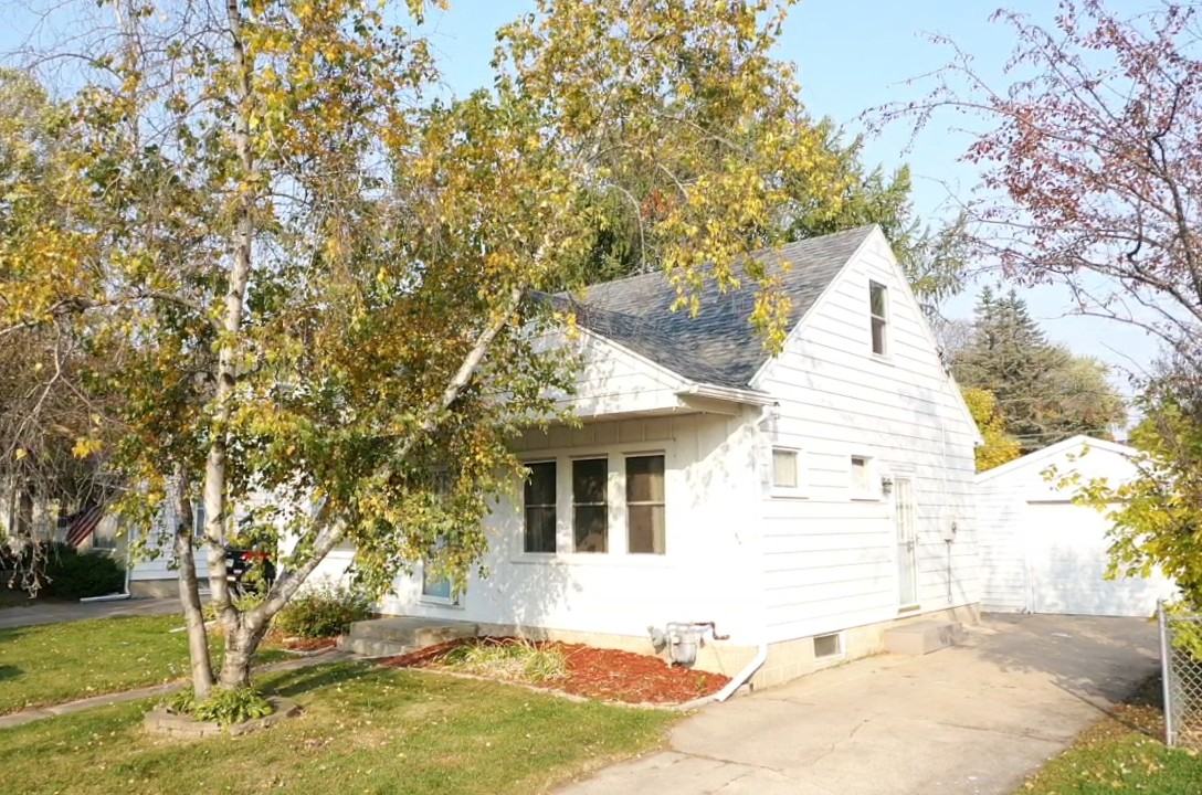 1404 9th Ave Ne #1 - Photo 2 of 23