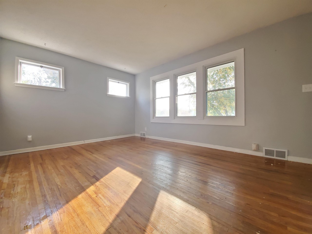 1404 9th Ave Ne #1 - Photo 4 of 23