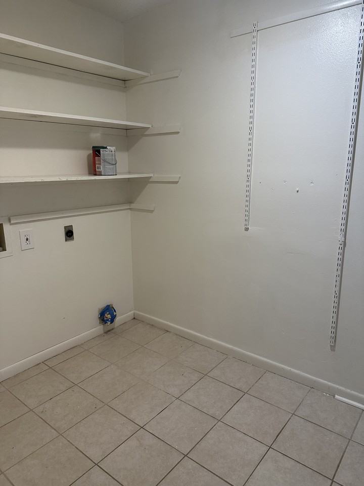 137 Oak St - Photo 2 of 9