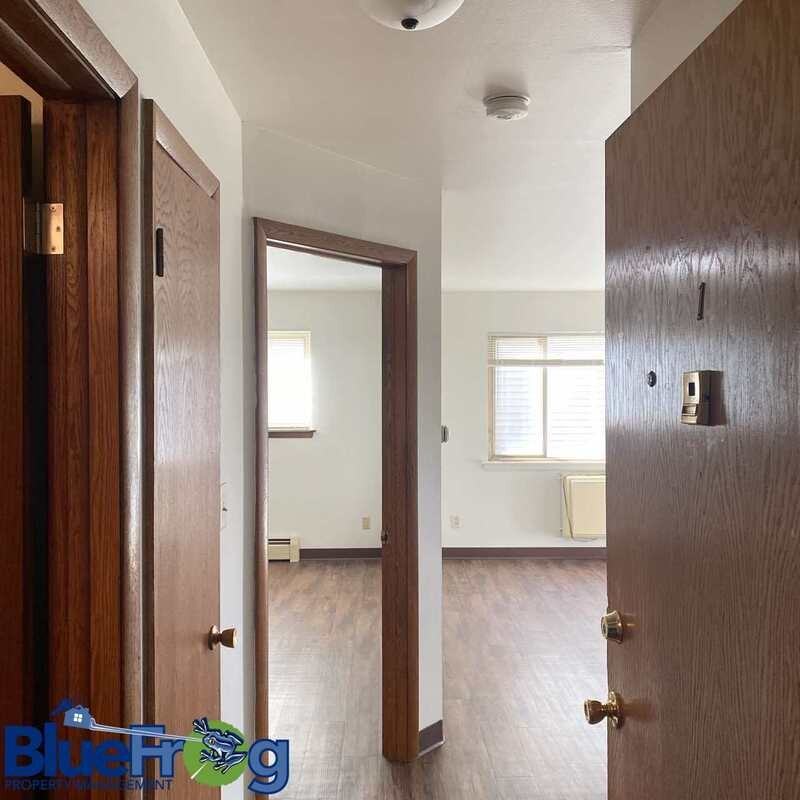 210 N Summit St - Photo 6 of 10