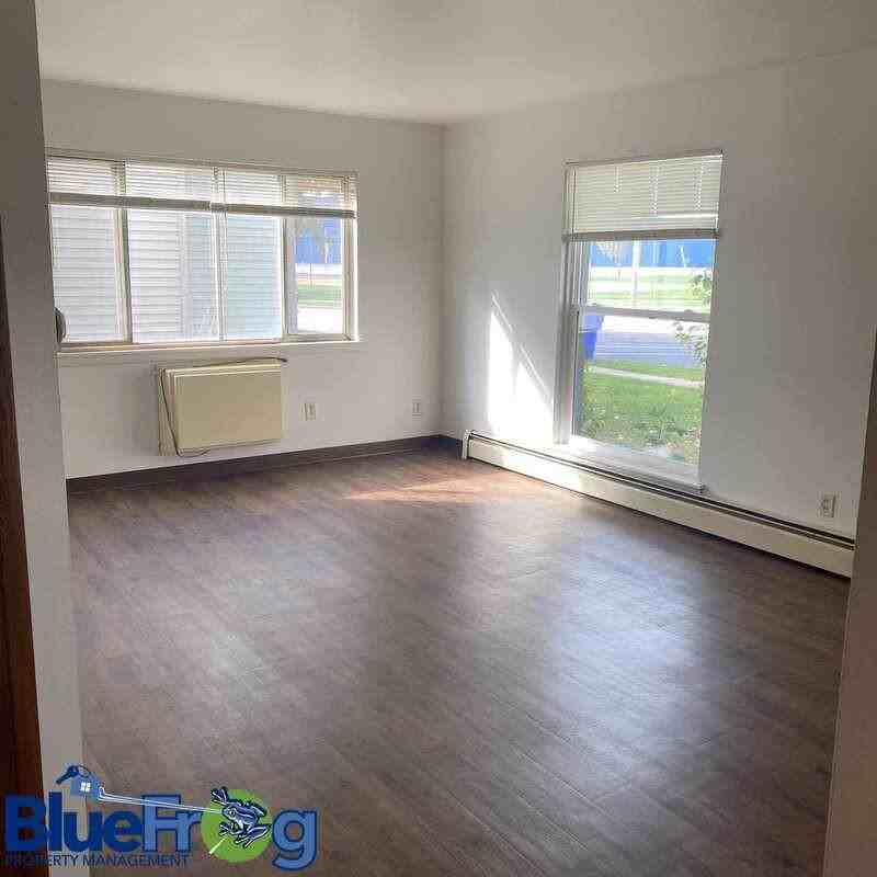 210 N Summit St - Photo 5 of 10