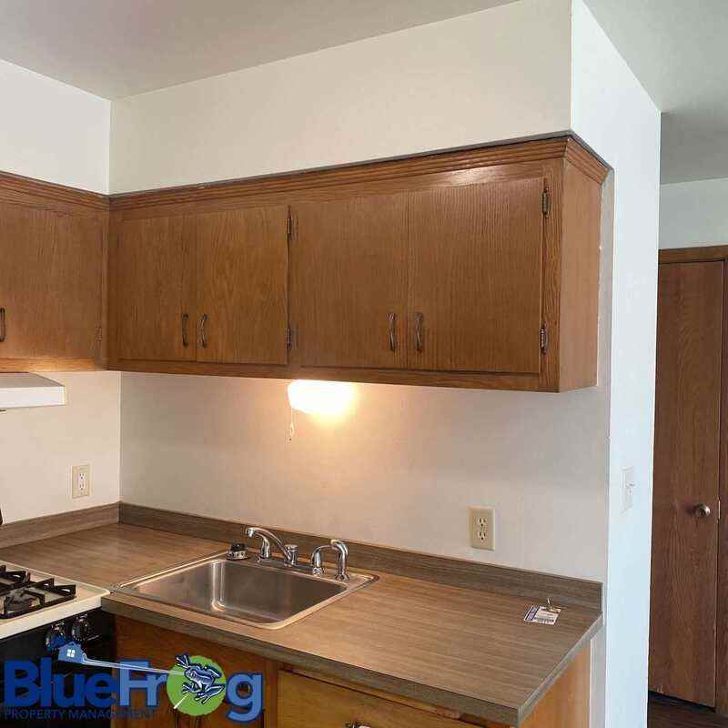 210 N Summit St - Photo 3 of 10