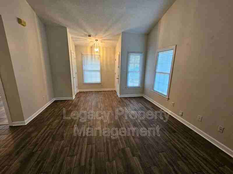 2407 Ashton Park Ln - Photo 3 of 11