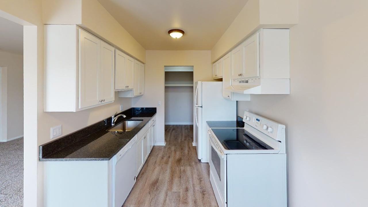 Garden Court Manor - Photo 5 of 16