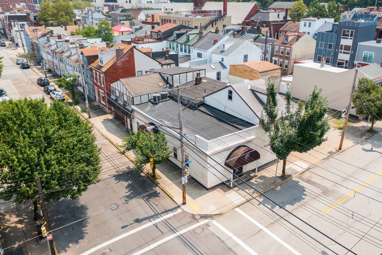 Spacious Duplex in the Heart of South Side Flats - Photo 2 of 25