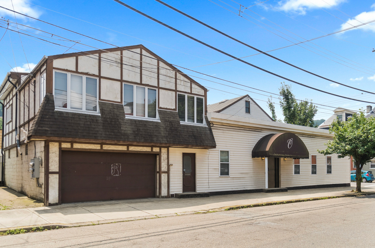 Spacious Duplex in the Heart of South Side Flats - Photo 4 of 25
