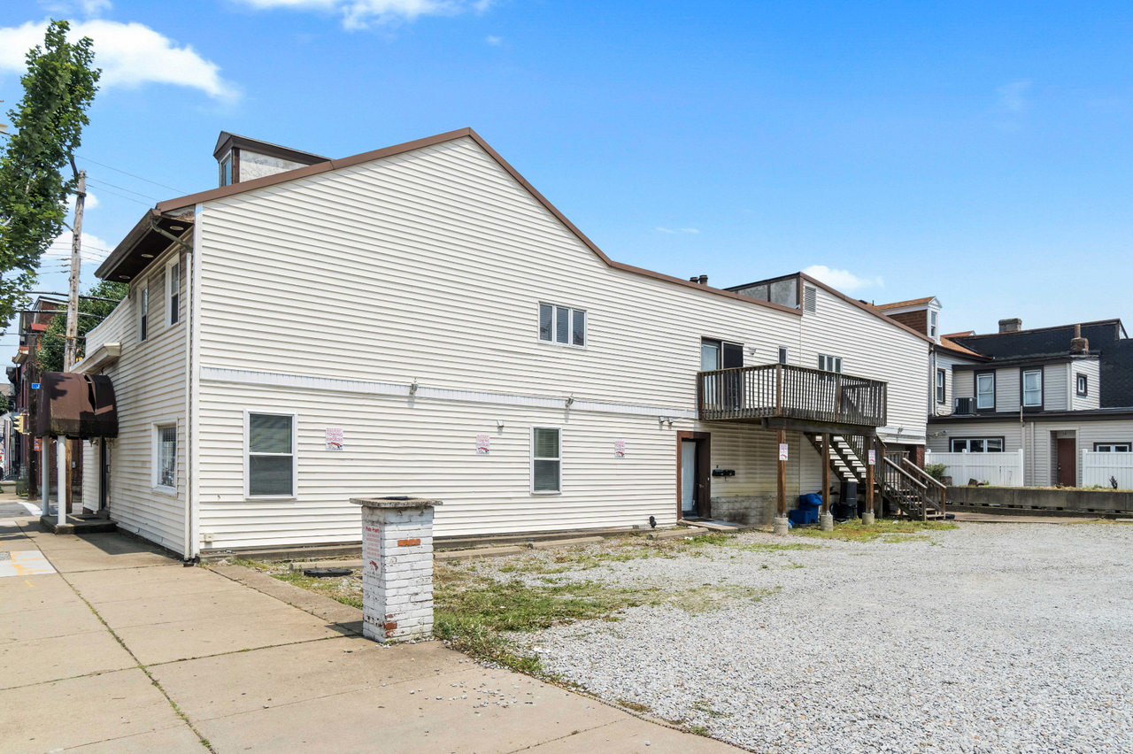 Spacious Duplex in the Heart of South Side Flats - Photo 5 of 25