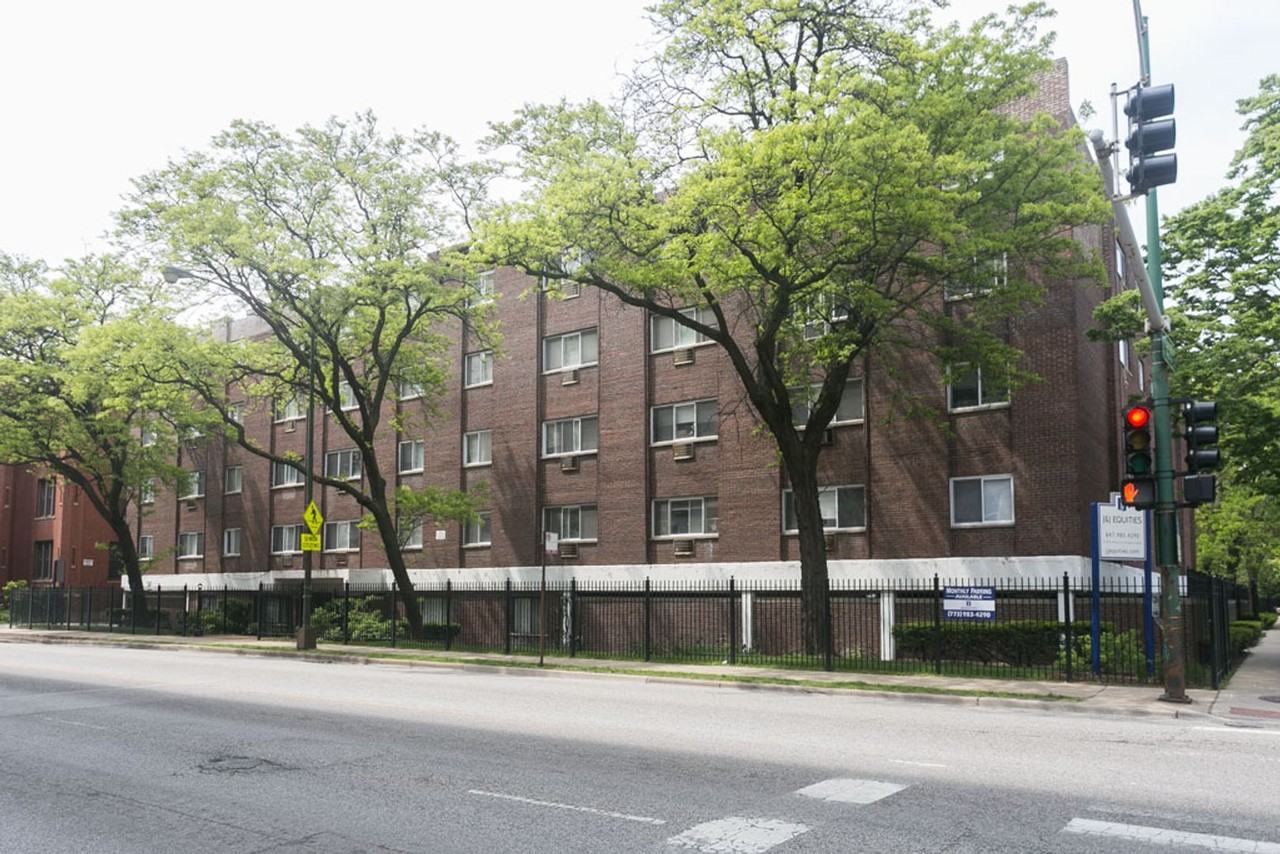 1040 Hollywood - Photo 2 of 33