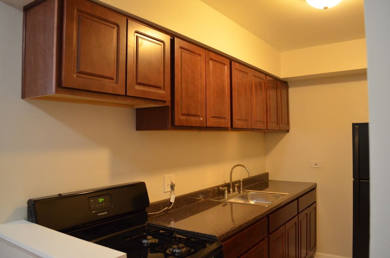 1040 Hollywood - Photo 3 of 33